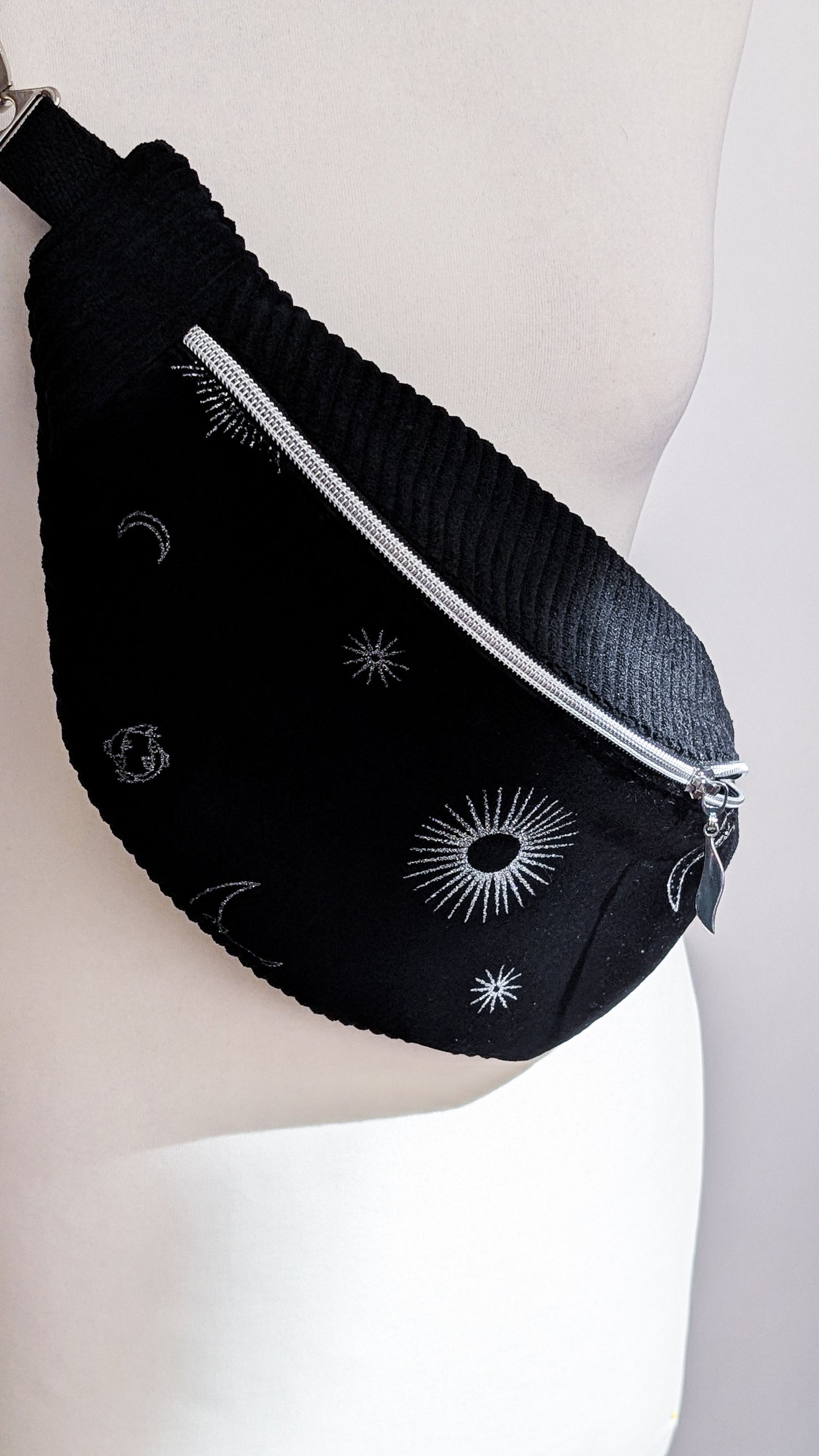 Upcycling Bauchtasche Crossbody Bag Schwarz Samt CELESTIAL Halloween LIMITIERT