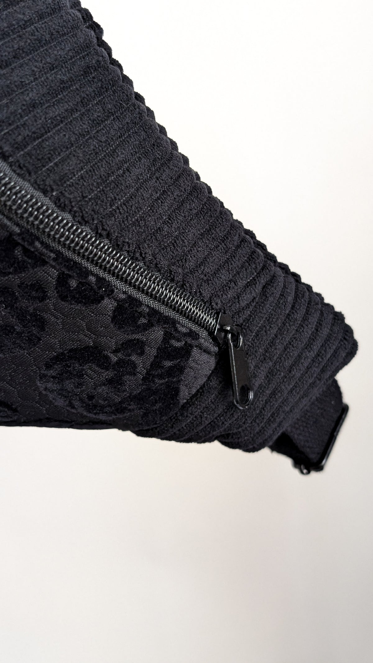 Schwarze Bauchtasche Edle Crossbody Bag Samt ORNAMENTE Halloween