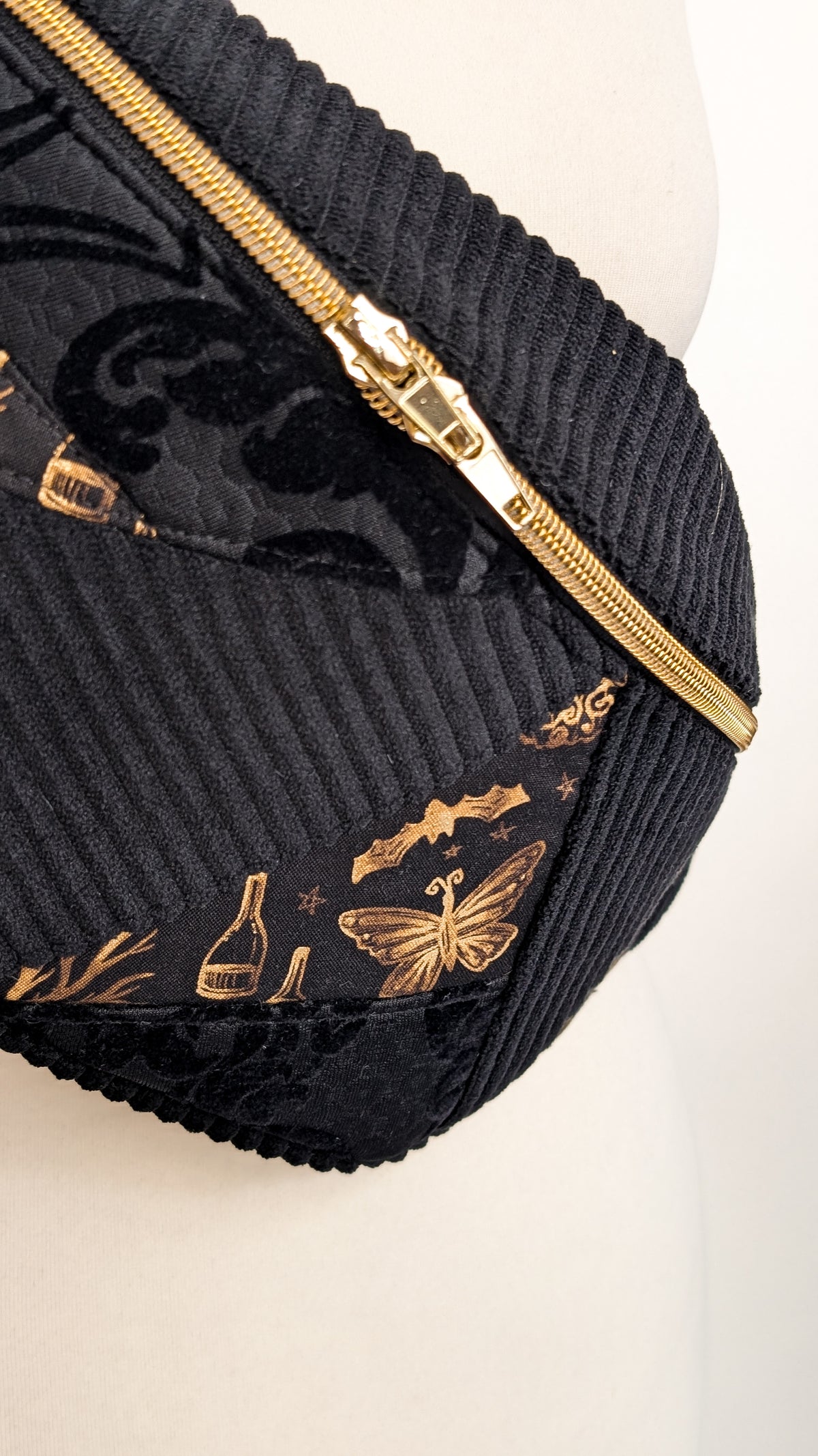 Zero Waste Bauchtasche Crossbody Bag Schwarz Gold Witch Halloween EINZELSTÜCK