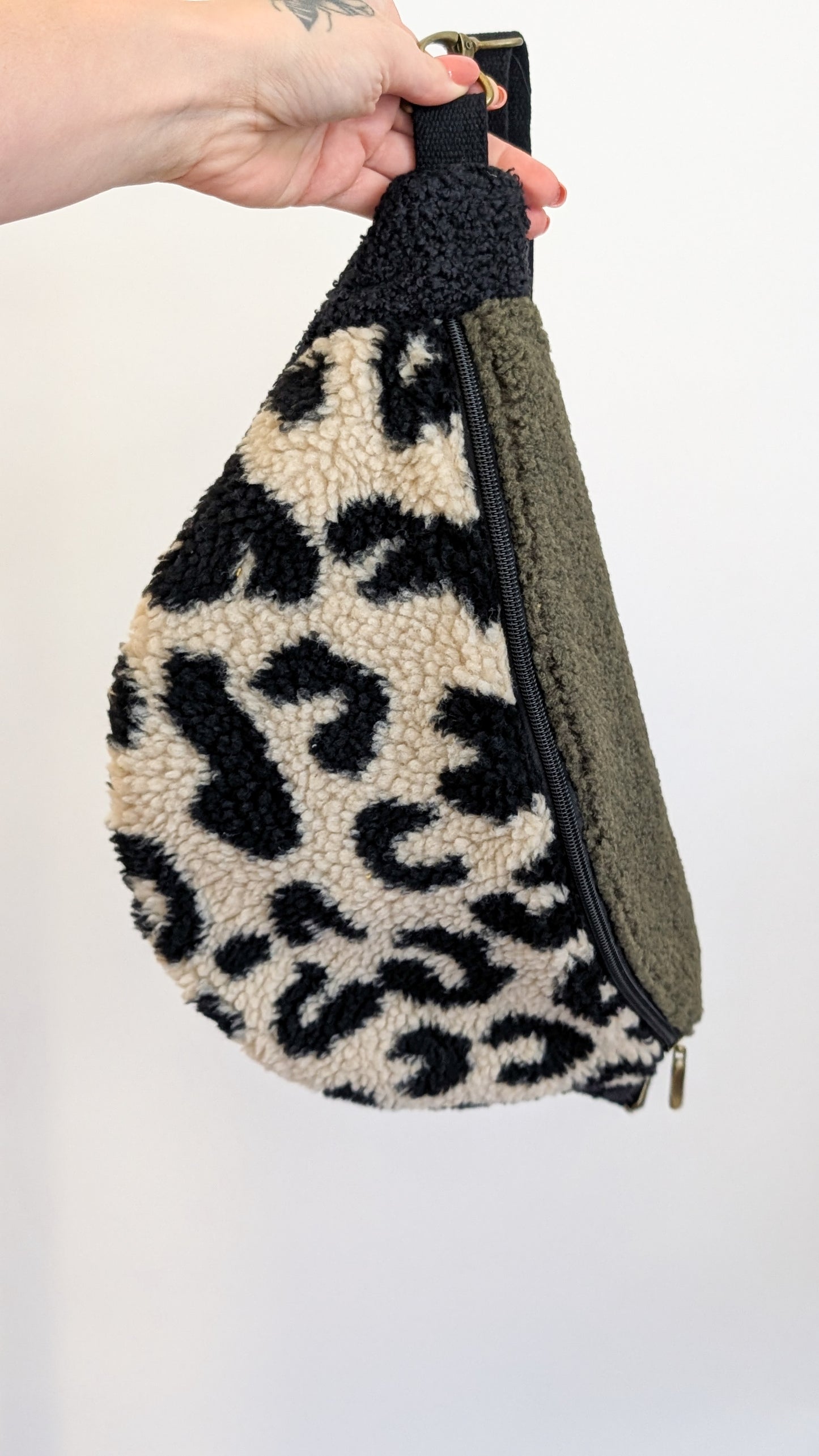 Große XL Umhängetasche Teddy Plüsch Crossbody Tasche Schwarz/Oliv