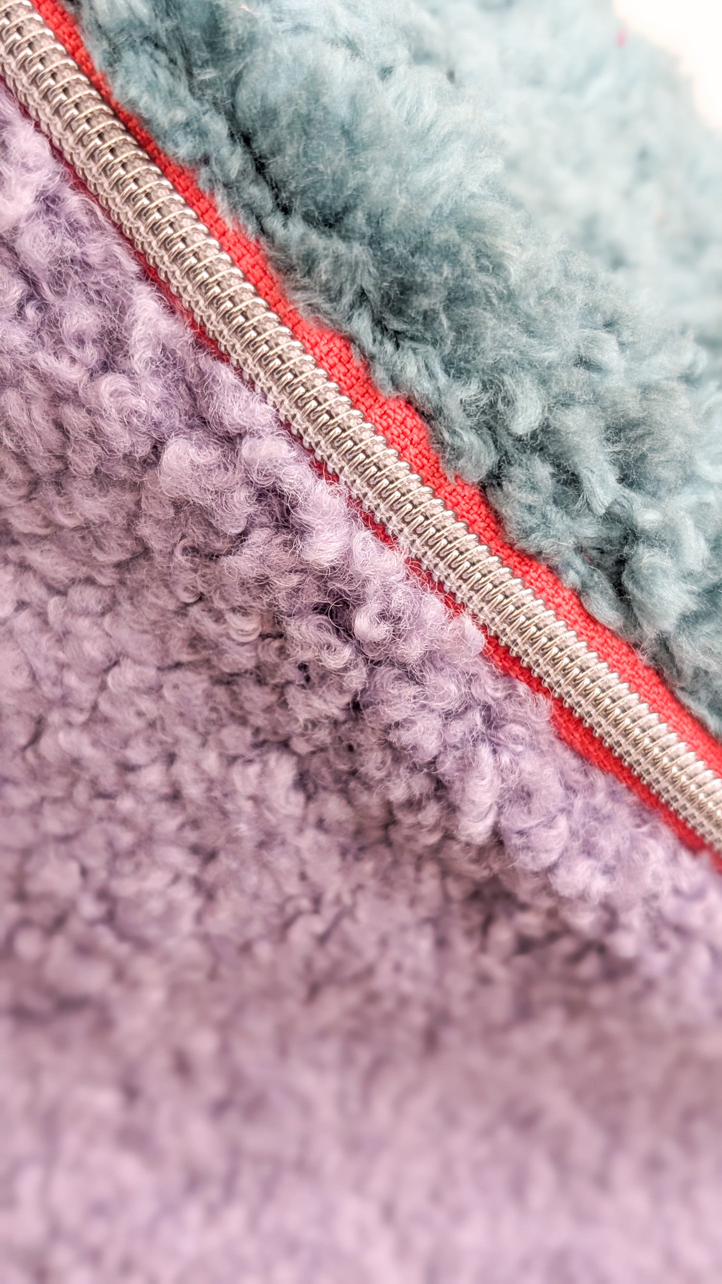 XL Crossbody Bag aus Plüsch – Color Blocking Kuschel-Umhängetasche in Lila & Mint