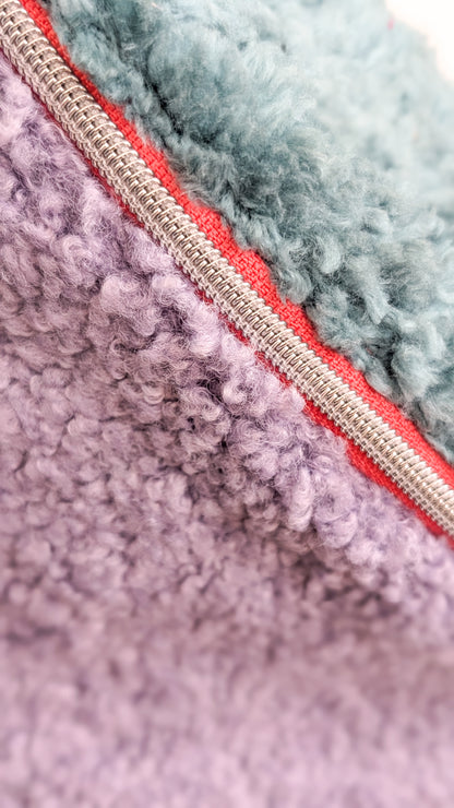 XL Crossbody Bag aus Plüsch – Color Blocking Kuschel-Umhängetasche in Lila & Mint