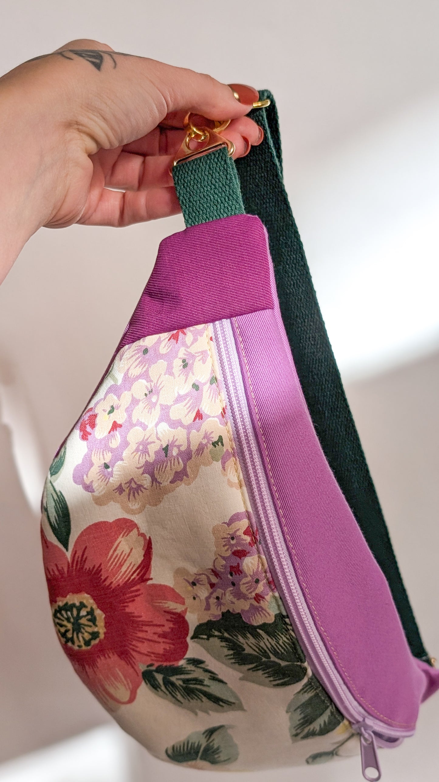 Upcycling Bauchtasche Granny Hipbag Flieder Blumen - 2 Styles