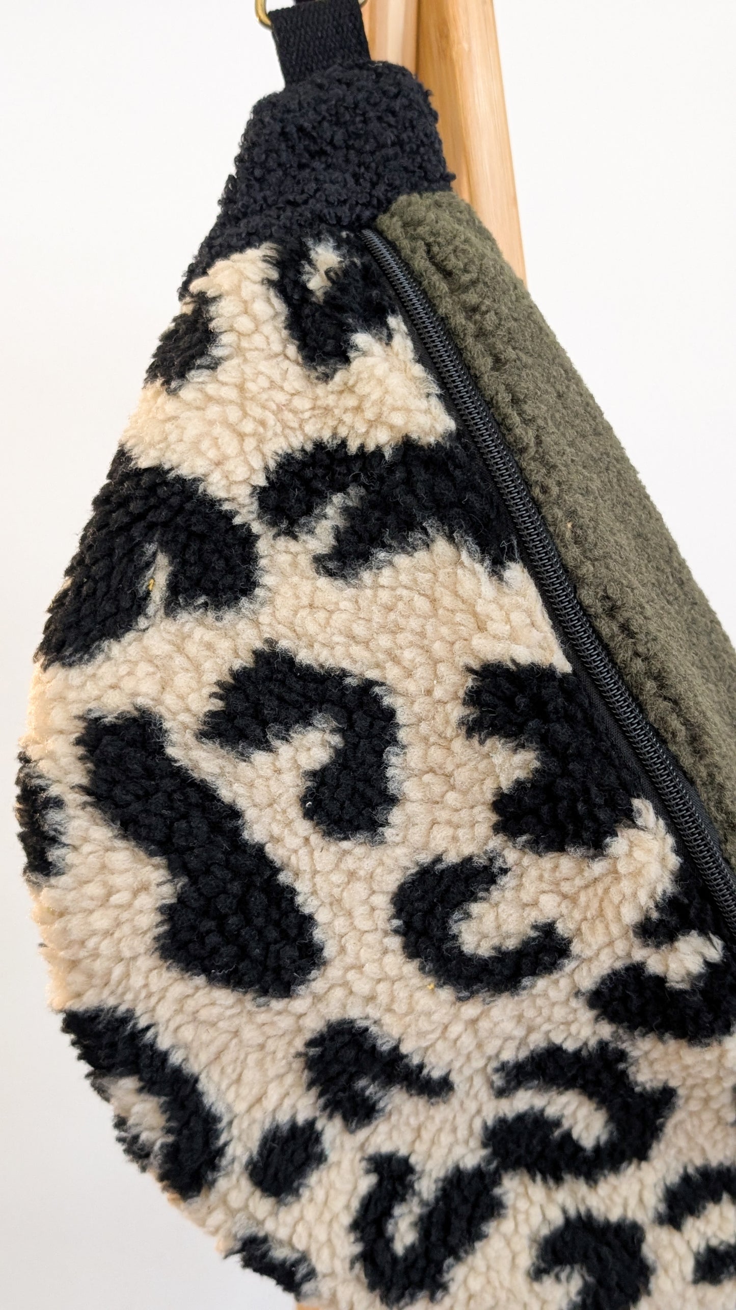 Große XL Umhängetasche Teddy Plüsch Crossbody Tasche Schwarz/Oliv