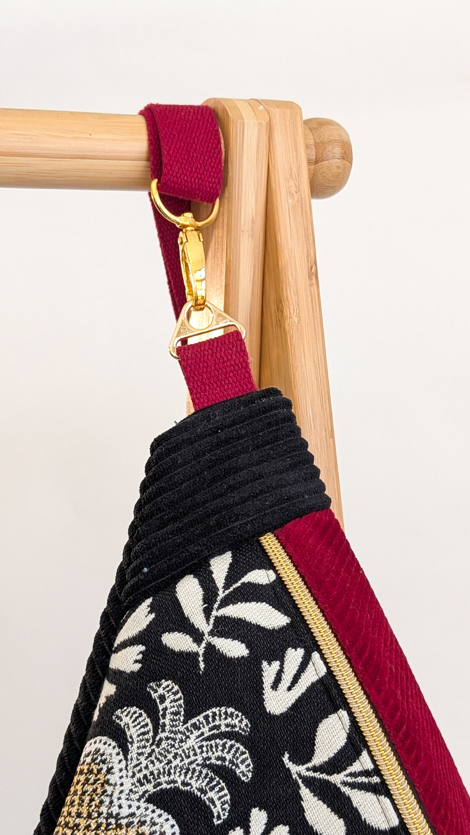 Große XL Umhängetasche Folklore Cord Schwarz/Weiß/Gold Weinrot