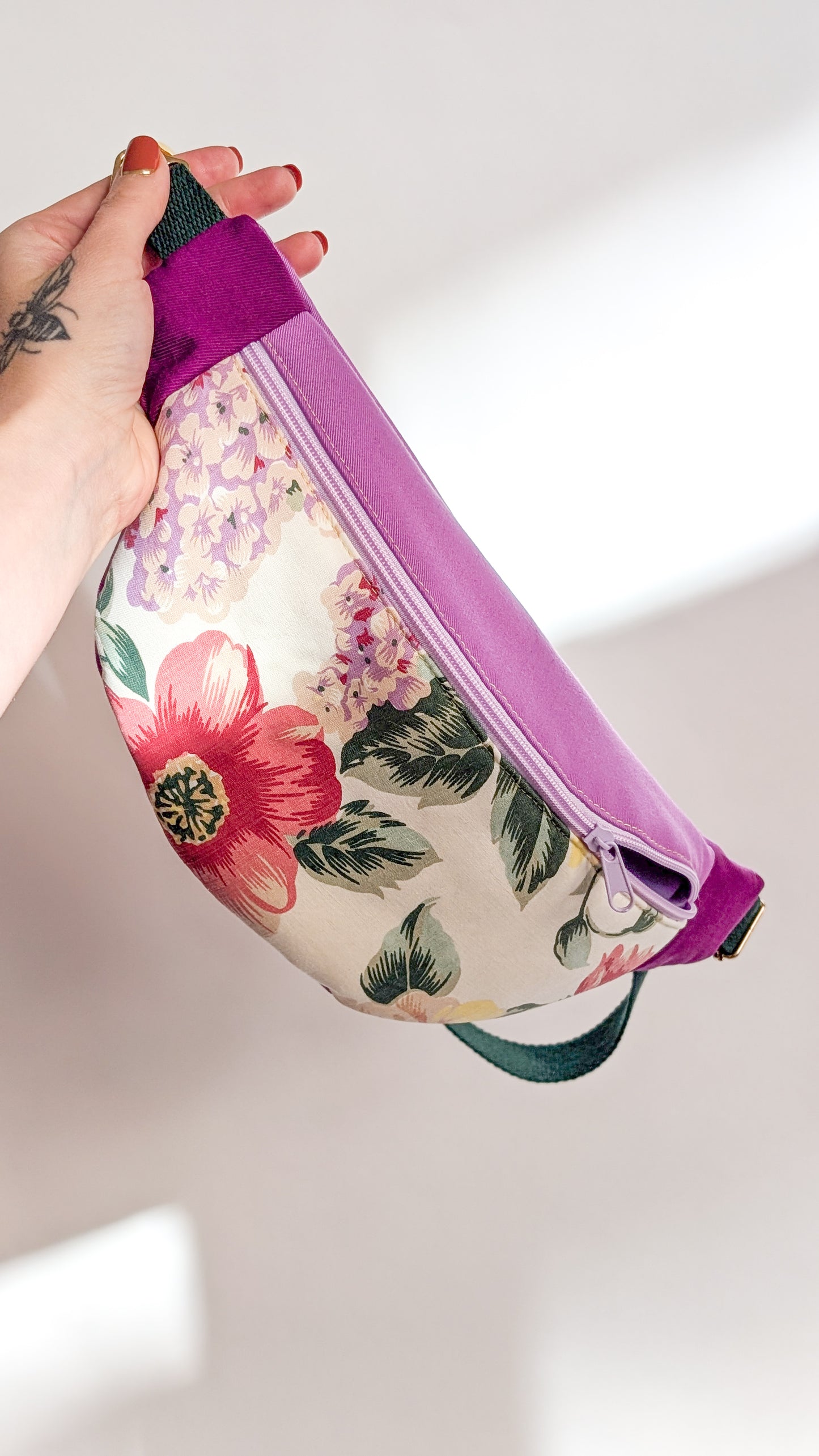 Upcycling Bauchtasche Granny Hipbag Flieder Blumen - 2 Styles
