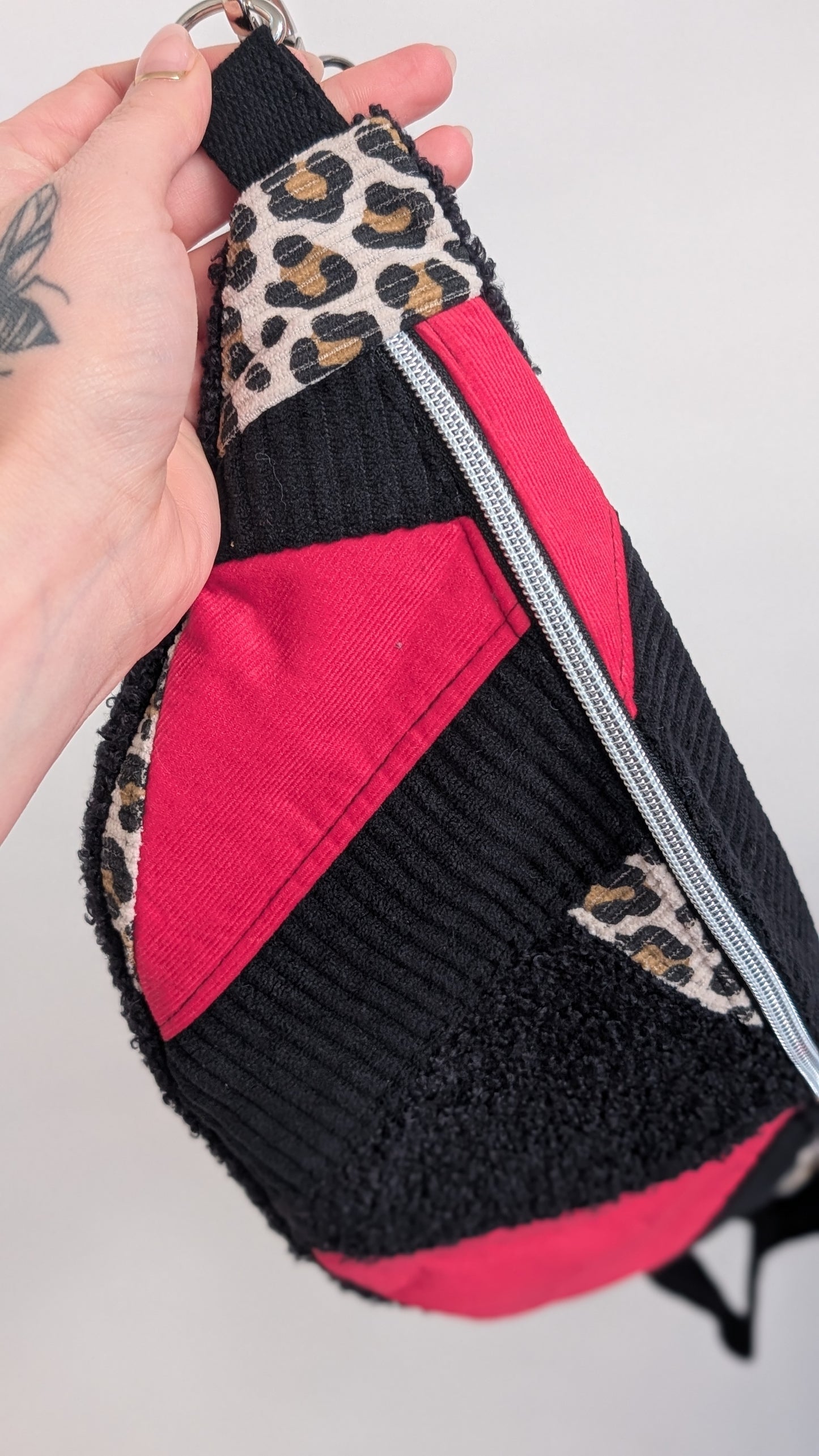 Zero Waste Bauchtasche Einzelstück Schwarz/Rot Cord Leo