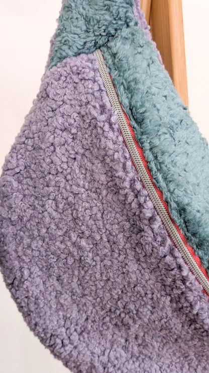 XL Crossbody Bag aus Plüsch – Color Blocking Kuschel-Umhängetasche in Lila & Mint