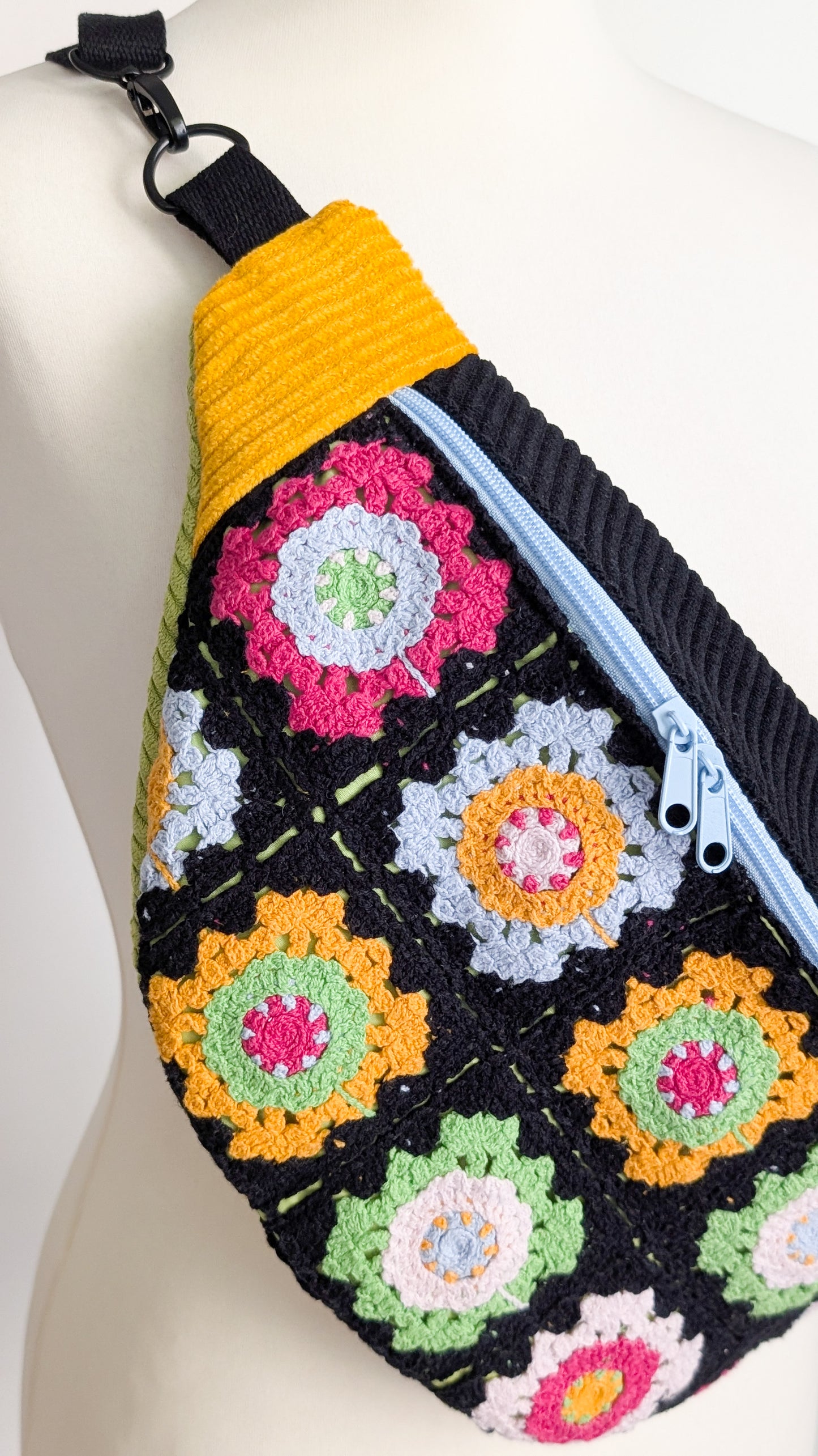 Upcycling XL Cord Bauchtasche Granny Squares Häkel Tasche LIMITIERT