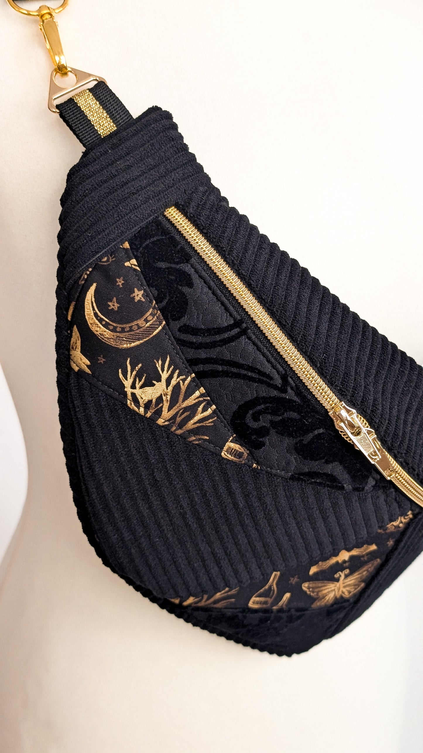 Zero Waste Bauchtasche Crossbody Bag Schwarz Gold Witch Halloween EINZELSTÜCK