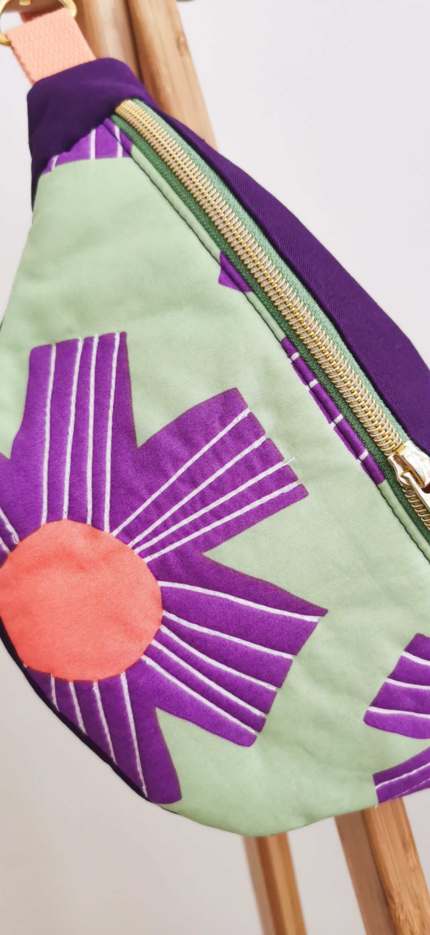 Bunte Hipbag Bauchtasche Cross Body Bag Blüten Lila