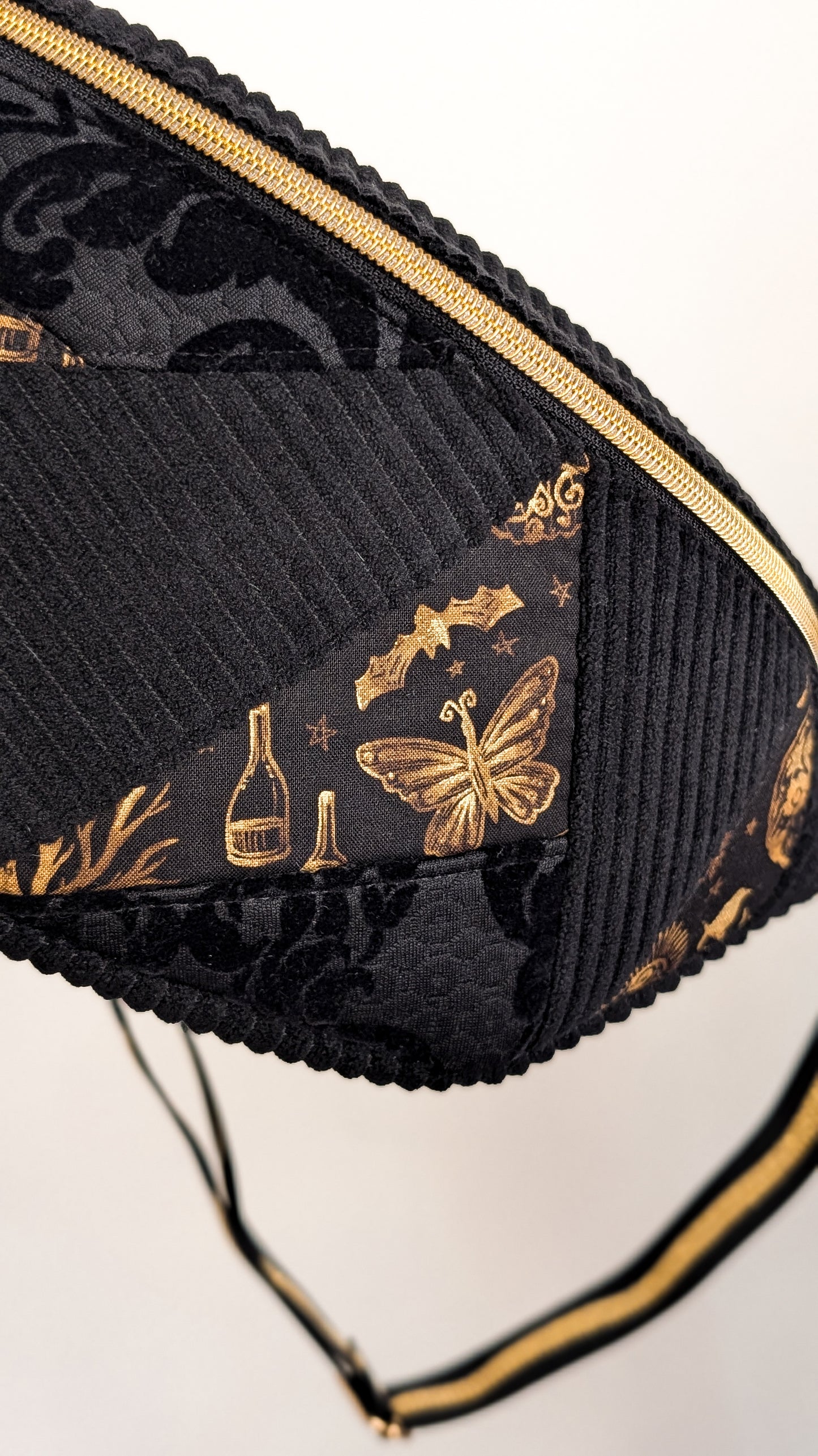 Zero Waste Bauchtasche Crossbody Bag Schwarz Gold Witch Halloween EINZELSTÜCK