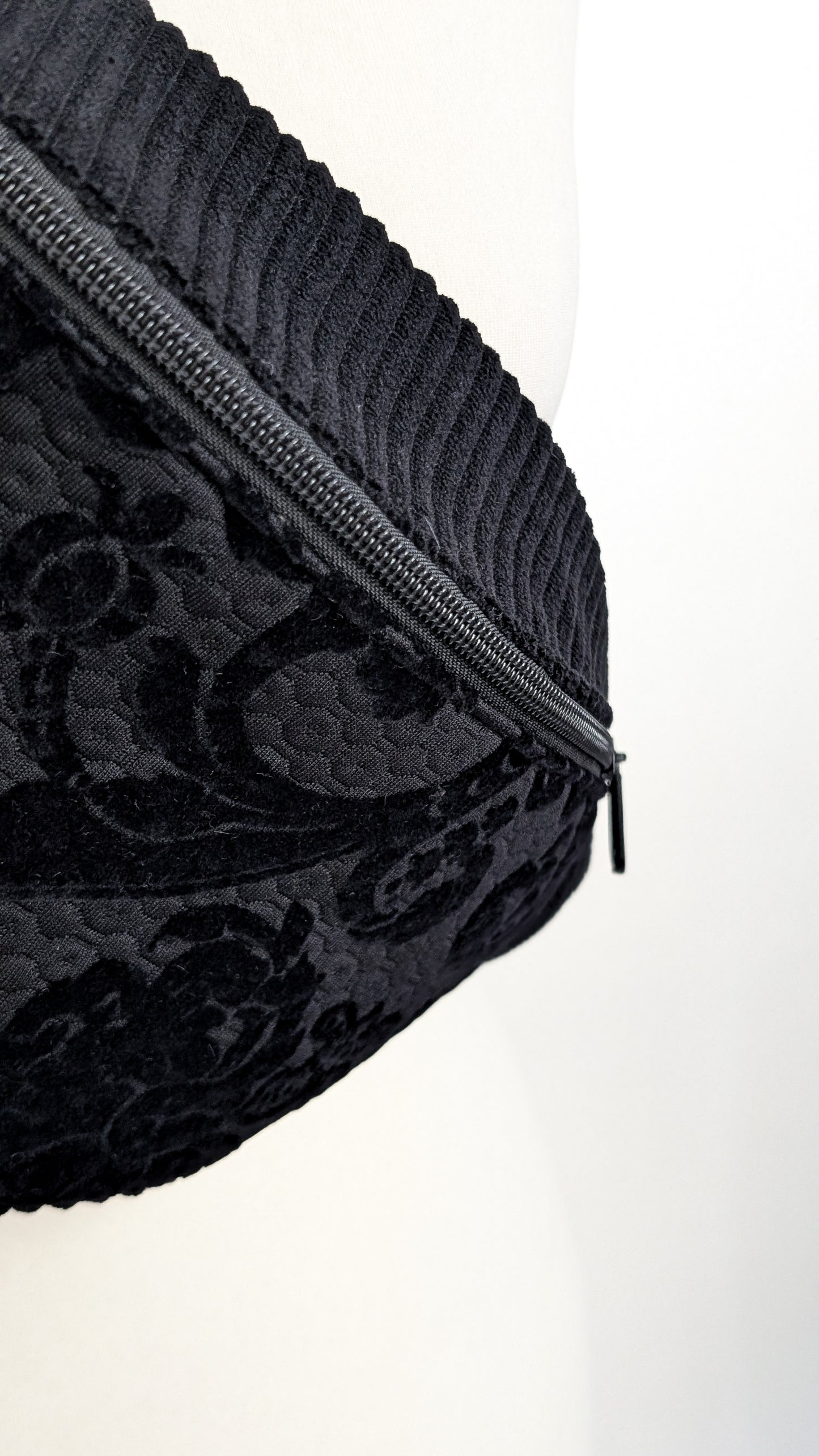 Schwarze Bauchtasche Edle Crossbody Bag Samt ORNAMENTE Halloween