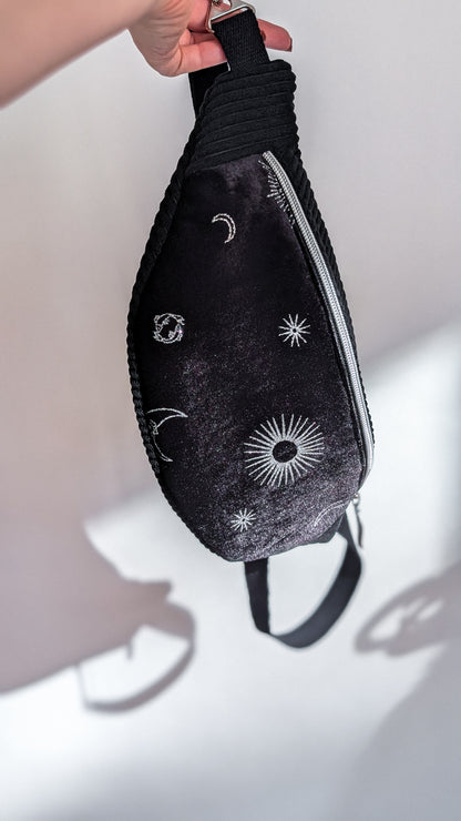 Upcycling Bauchtasche Crossbody Bag Schwarz Samt CELESTIAL Halloween LIMITIERT