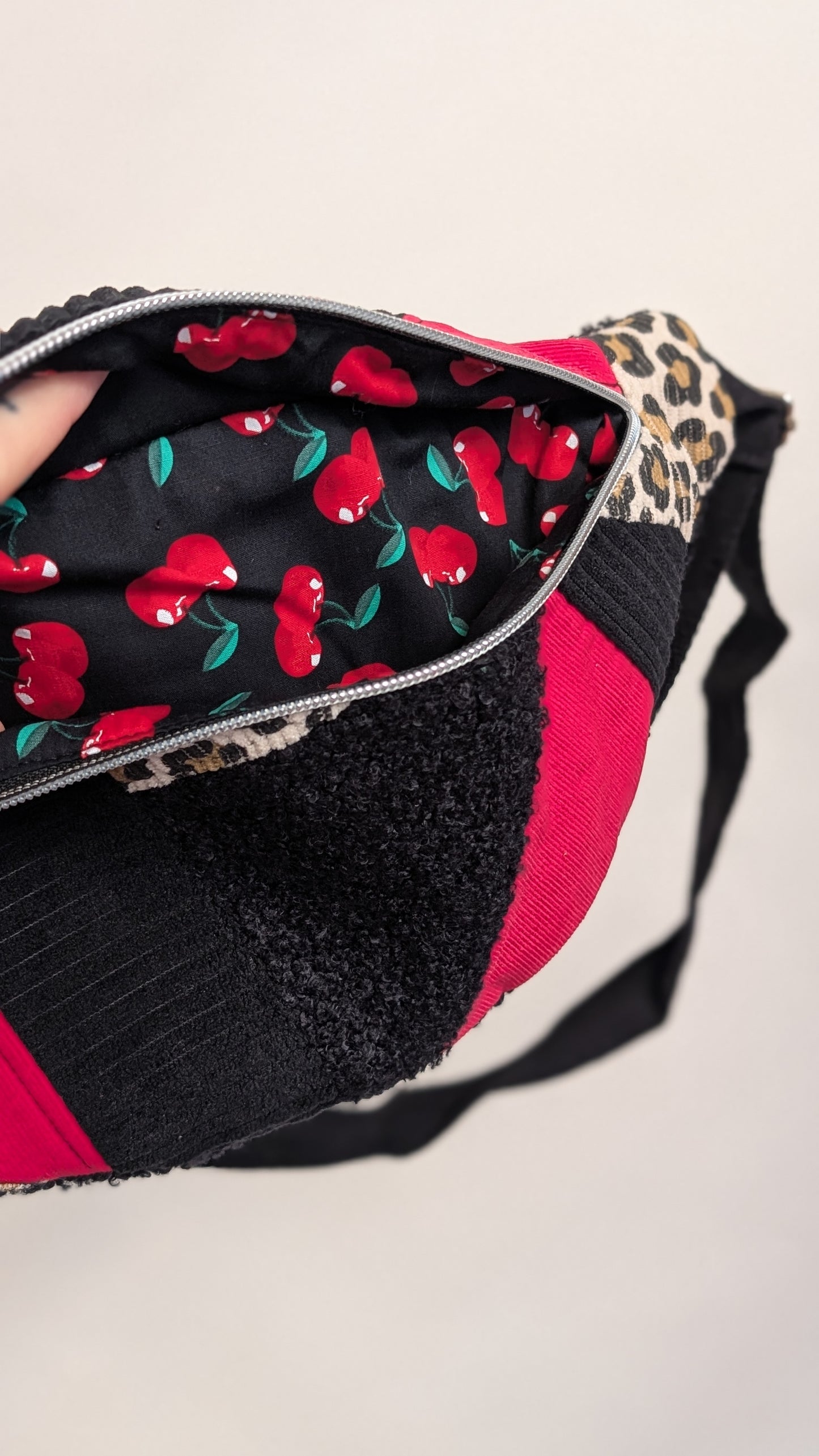 Zero Waste Bauchtasche Einzelstück Schwarz/Rot Cord Leo