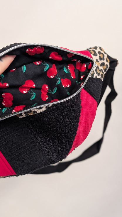 Zero Waste Bauchtasche Einzelstück Schwarz/Rot Cord Leo