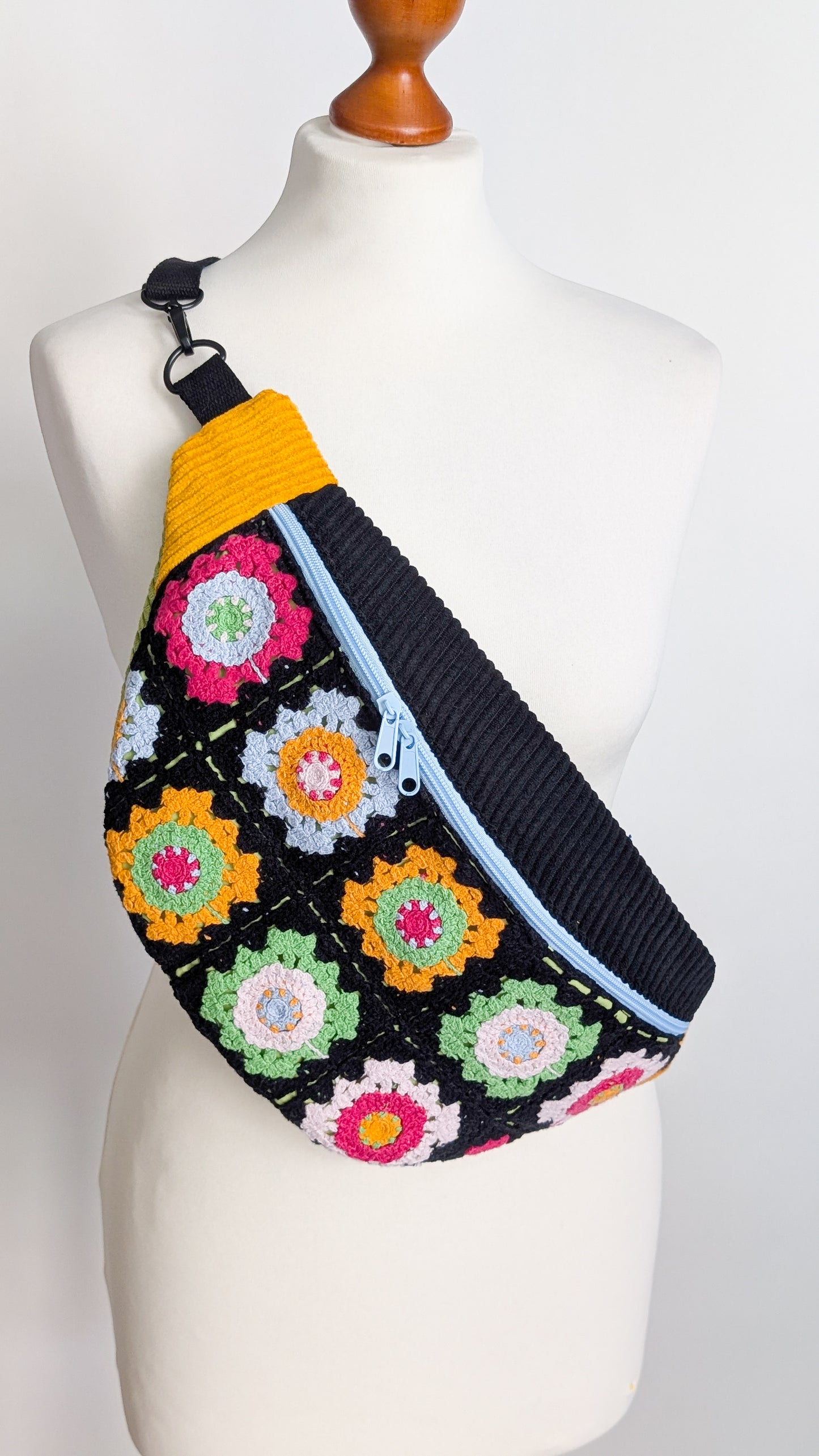 Upcycling XL Cord Bauchtasche Granny Squares Häkel Tasche LIMITIERT