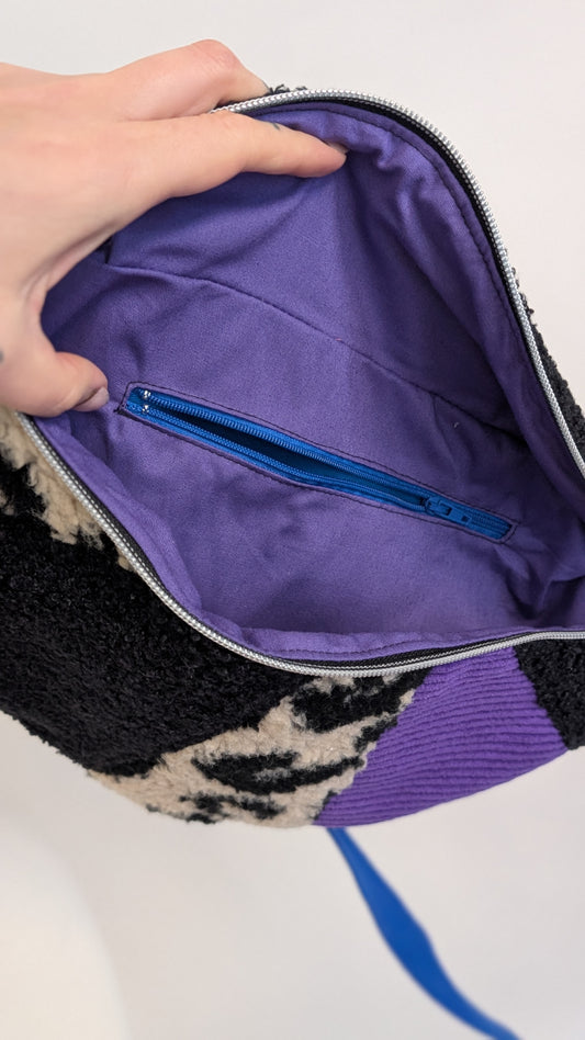 Große XL Zero Waste Umhängetasche Cord & Plüsch Leo Lila/Blau/Schwarz