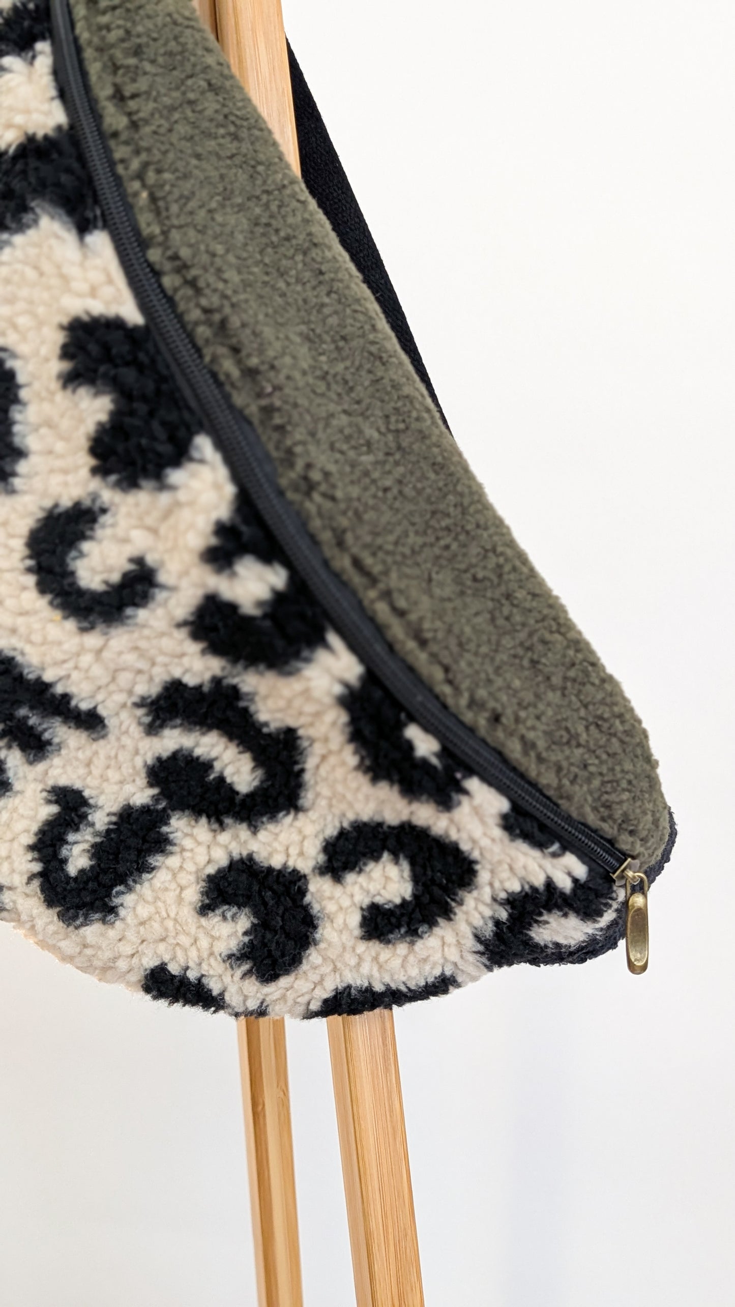 Große XL Umhängetasche Teddy Plüsch Crossbody Tasche Schwarz/Oliv