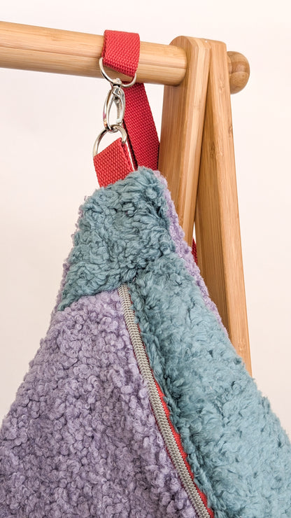 XL Crossbody Bag aus Plüsch – Color Blocking Kuschel-Umhängetasche in Lila & Mint