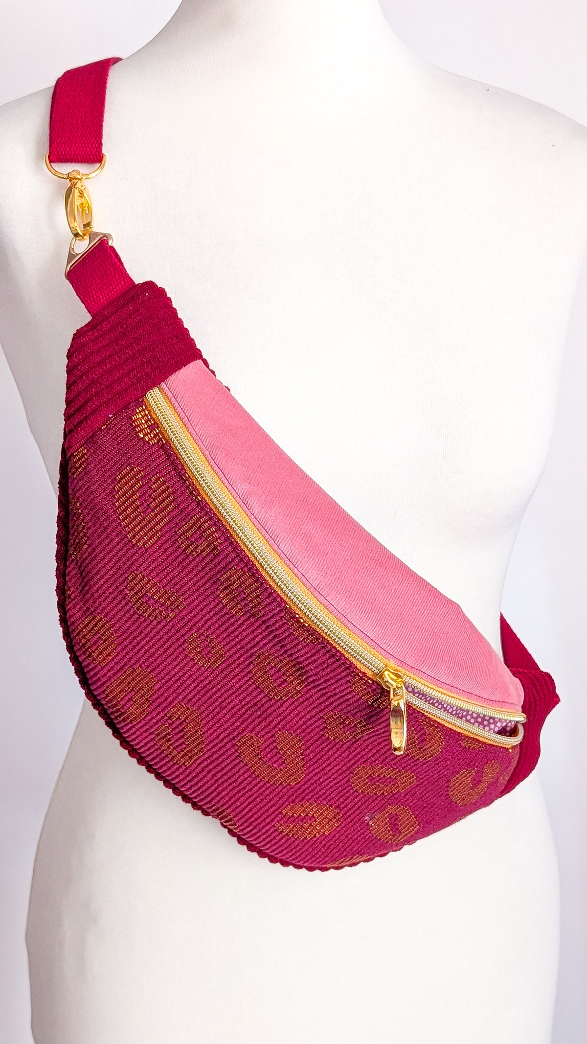 Upcycling Bauchtasche Crossbody Bag LEO Burgund/Gold Einzelstück