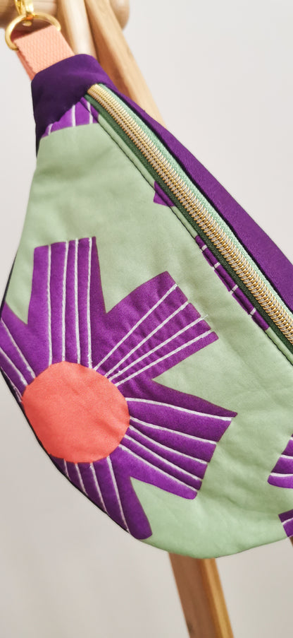 Bunte Hipbag Bauchtasche Cross Body Bag Blüten Lila