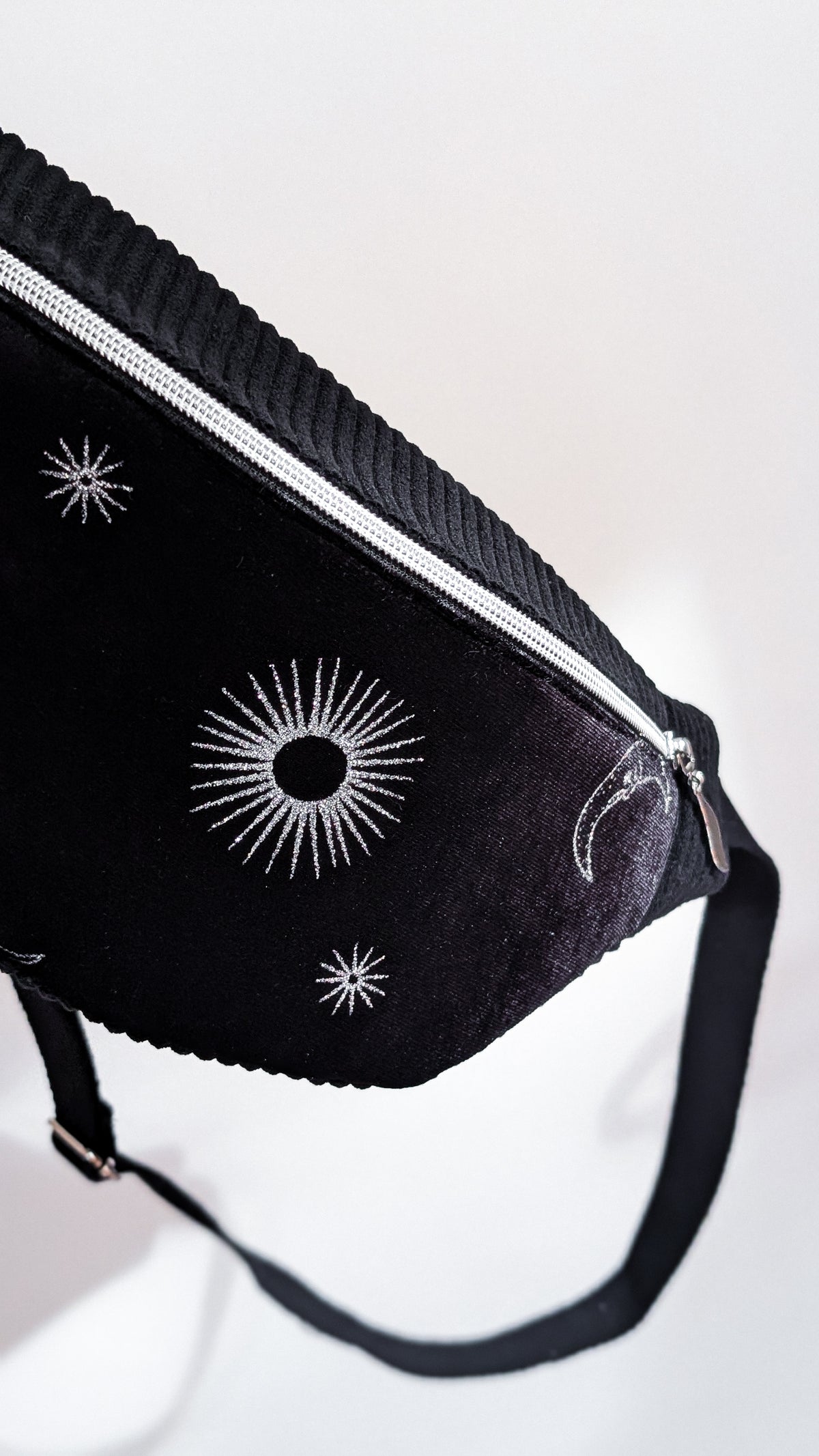 Upcycling Bauchtasche Crossbody Bag Schwarz Samt CELESTIAL Halloween LIMITIERT