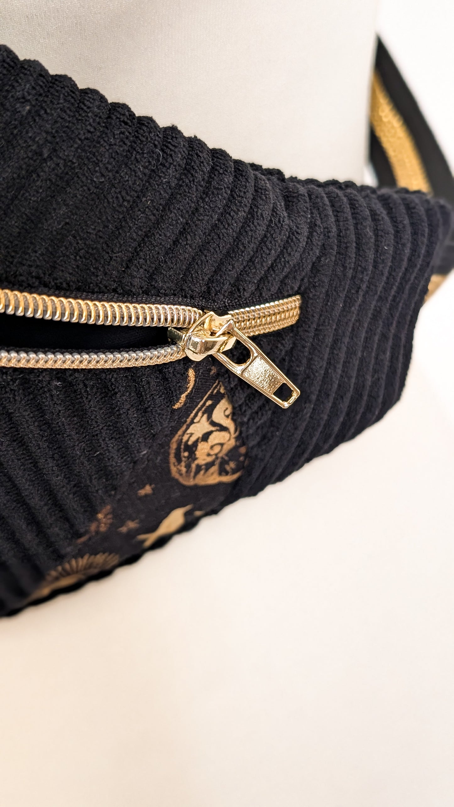 Zero Waste Bauchtasche Crossbody Bag Schwarz Gold Witch Halloween EINZELSTÜCK