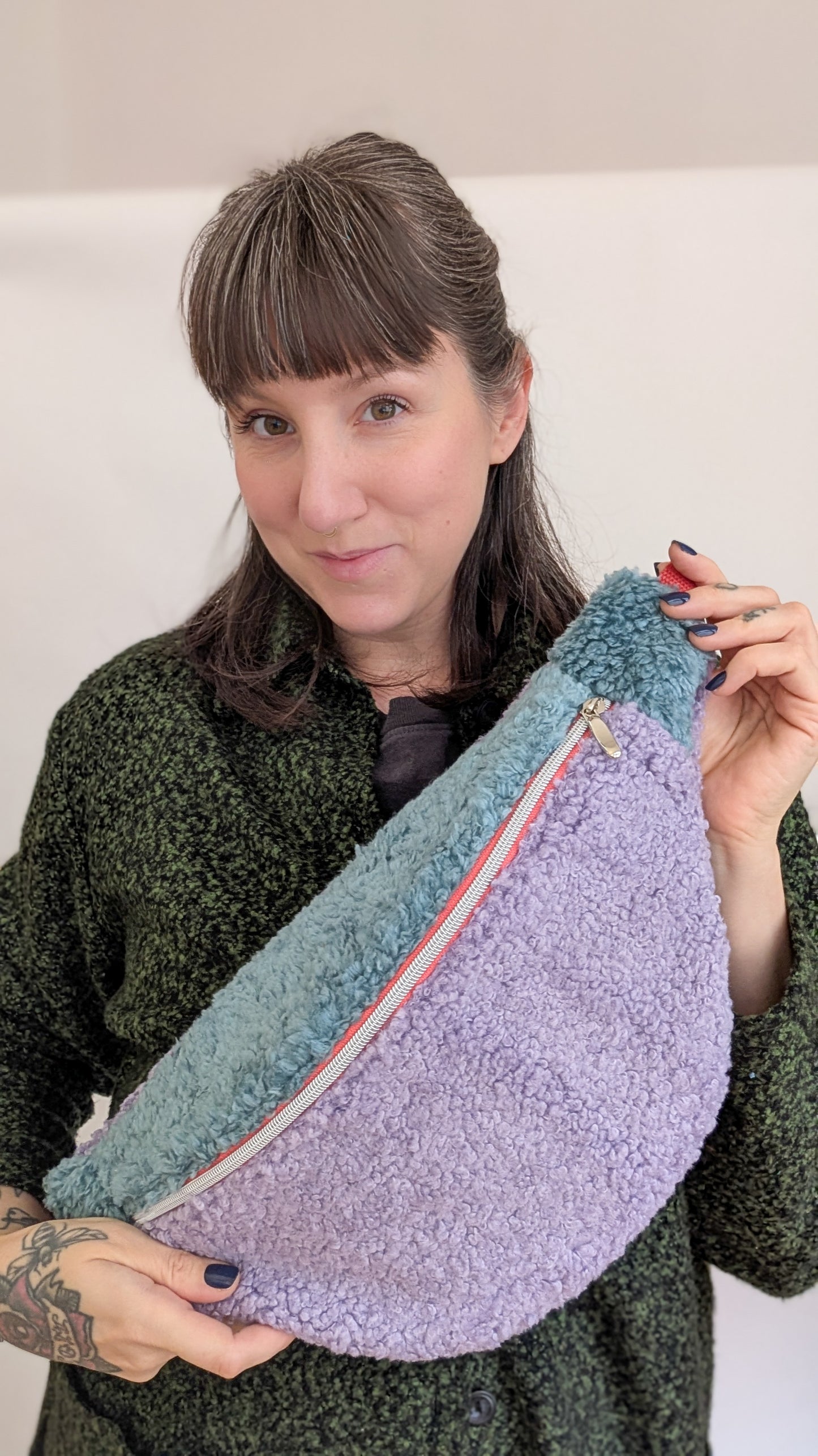 XL Crossbody Bag aus Plüsch – Color Blocking Kuschel-Umhängetasche in Lila & Mint