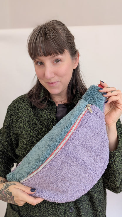 XL Crossbody Bag aus Plüsch – Color Blocking Kuschel-Umhängetasche in Lila & Mint