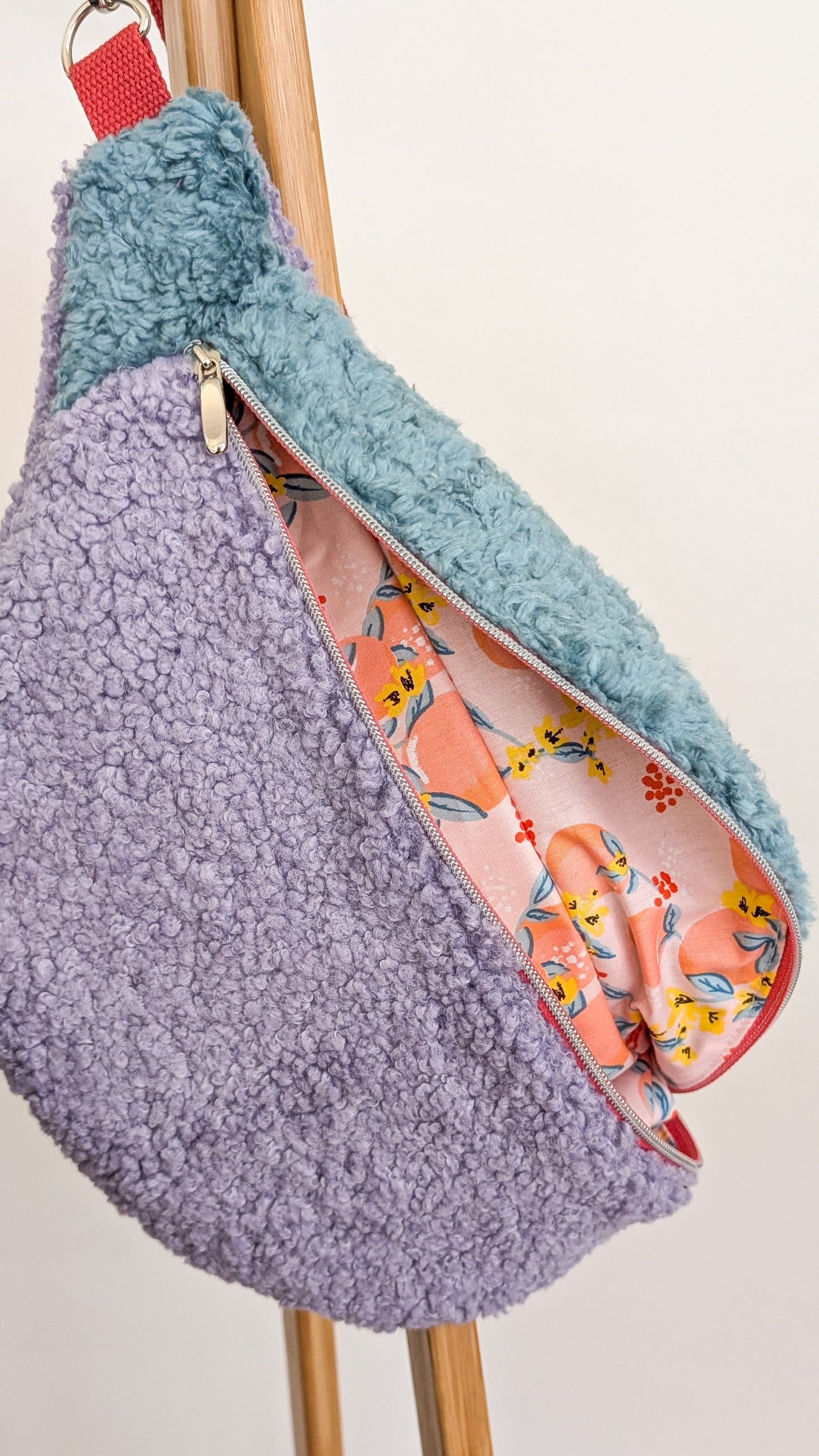 XL Crossbody Bag aus Plüsch – Color Blocking Kuschel-Umhängetasche in Lila & Mint