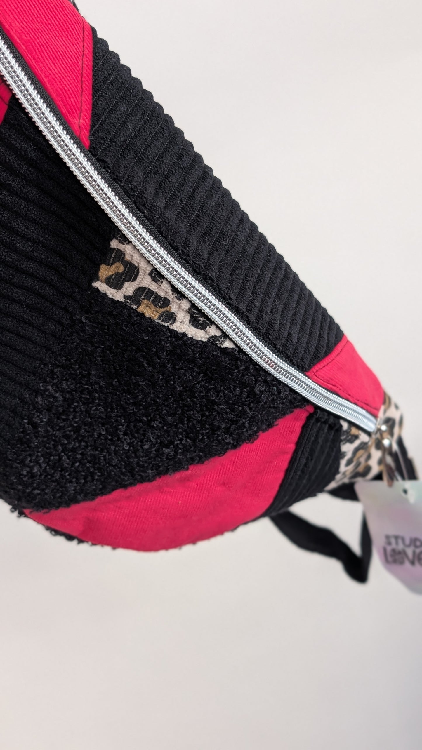 Zero Waste Bauchtasche Einzelstück Schwarz/Rot Cord Leo