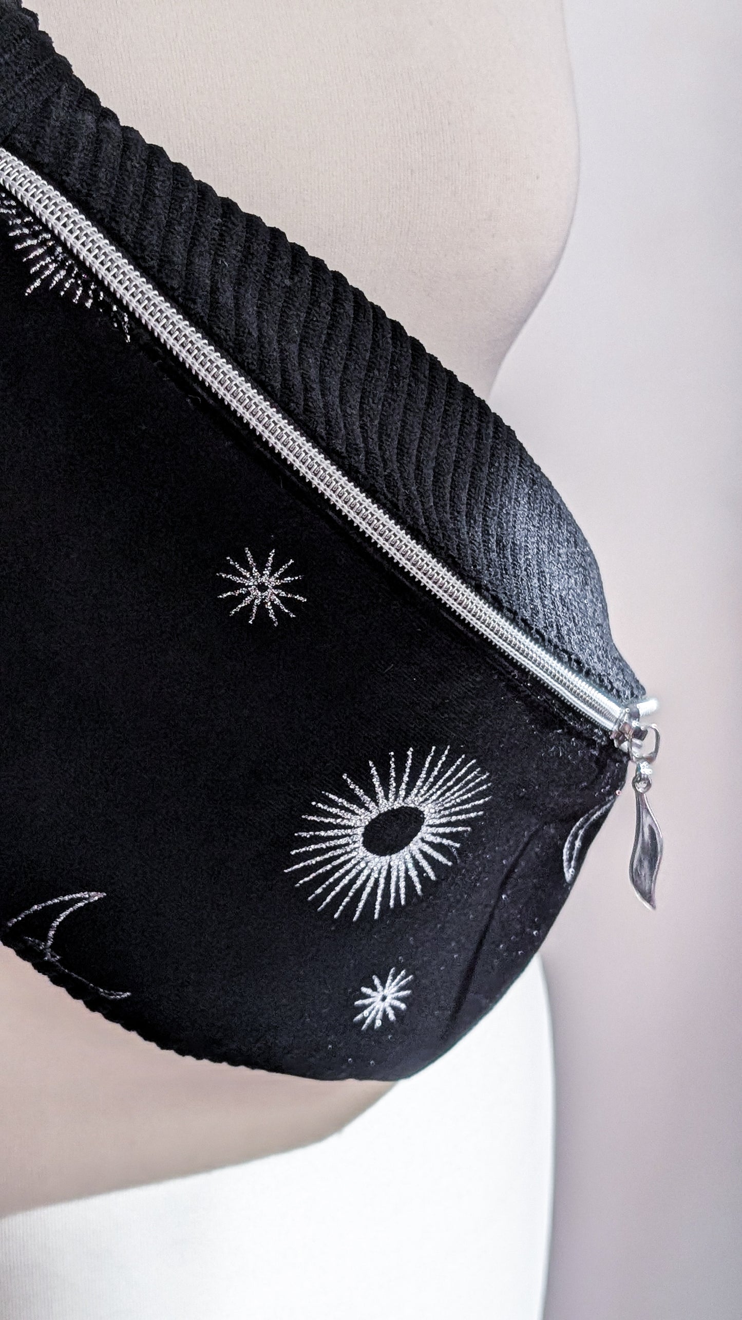 Upcycling Bauchtasche Crossbody Bag Schwarz Samt CELESTIAL Halloween LIMITIERT