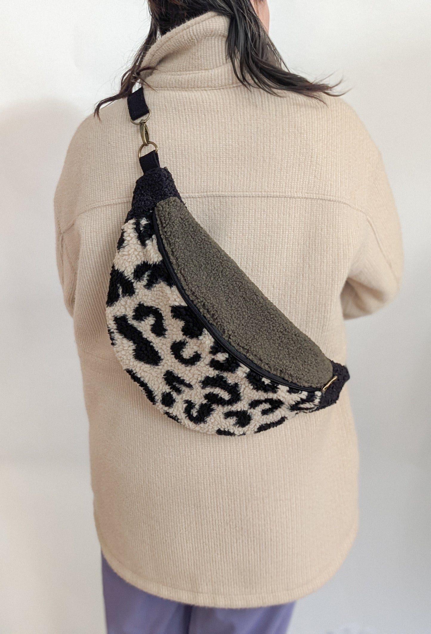 Große XL Umhängetasche Teddy Plüsch Crossbody Tasche Schwarz/Oliv