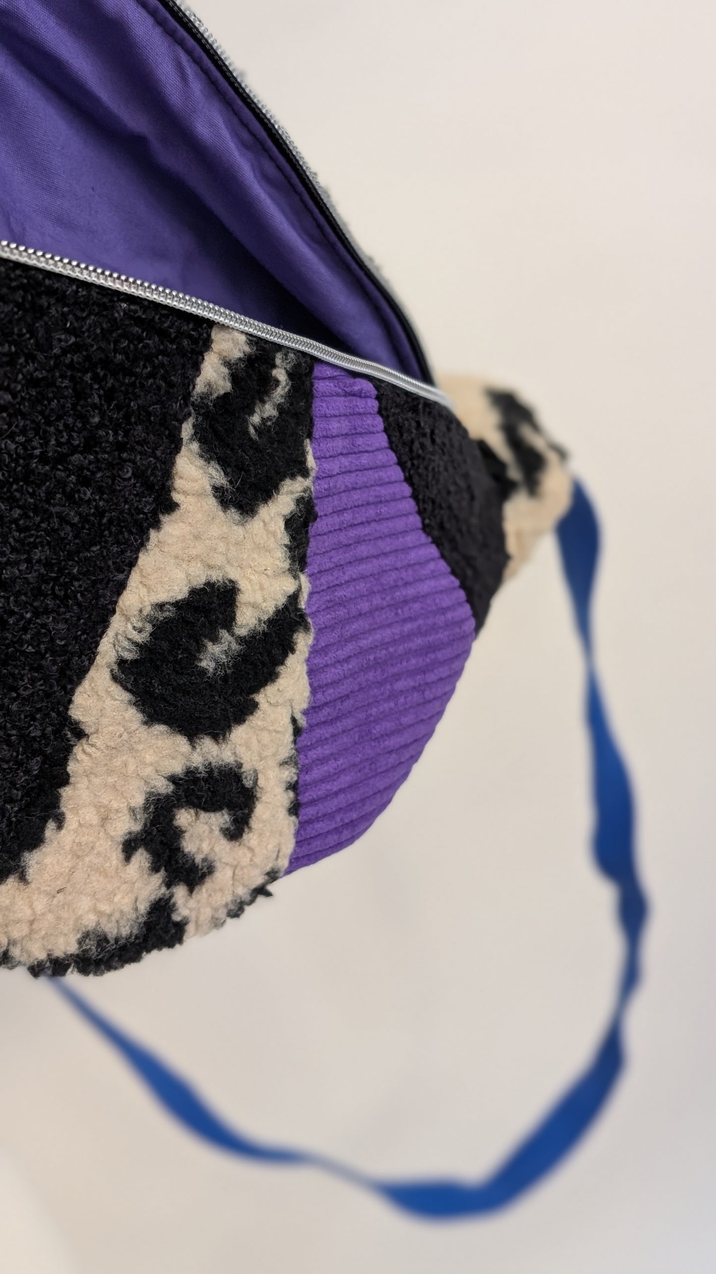 Große XL Zero Waste Umhängetasche Cord & Plüsch Leo Lila/Blau/Schwarz