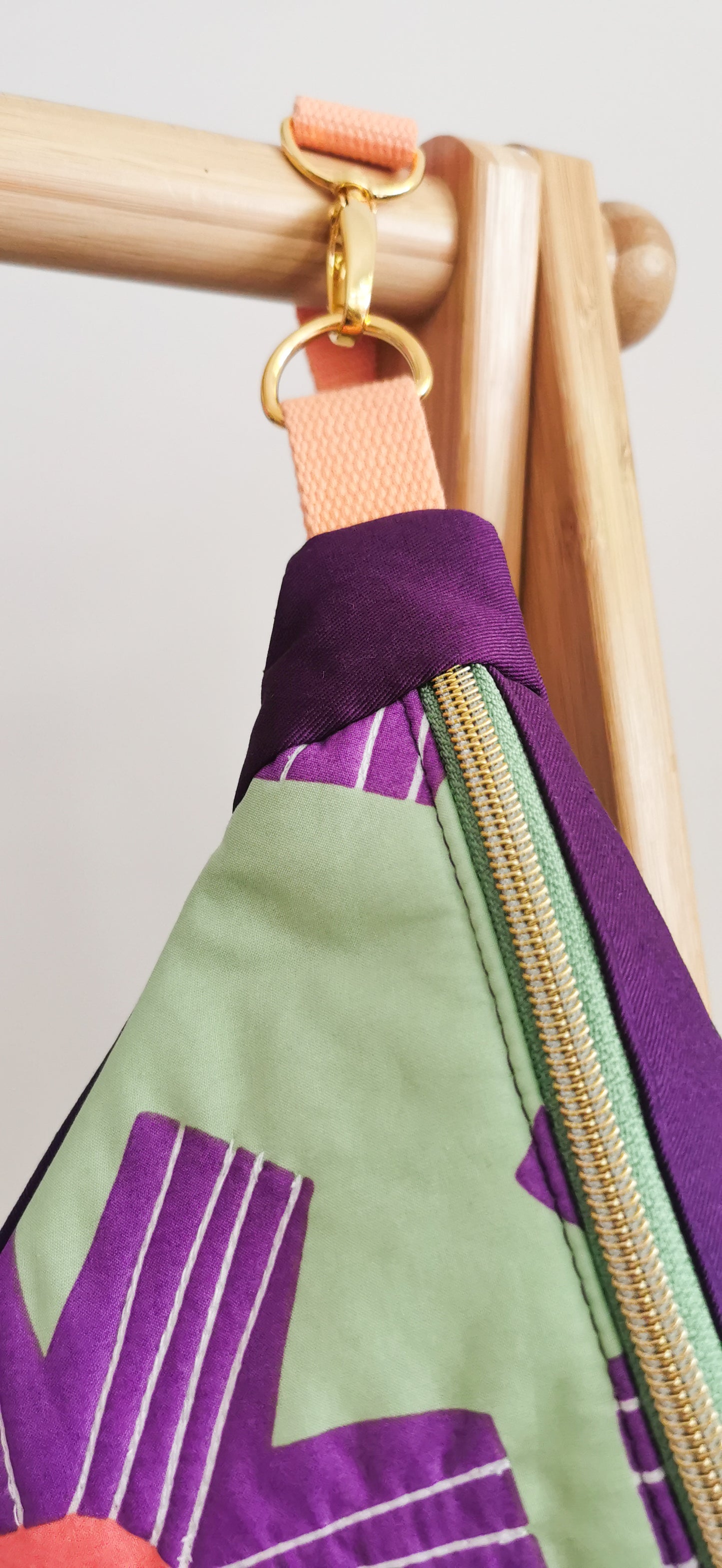 Bunte Hipbag Bauchtasche Cross Body Bag Blüten Lila