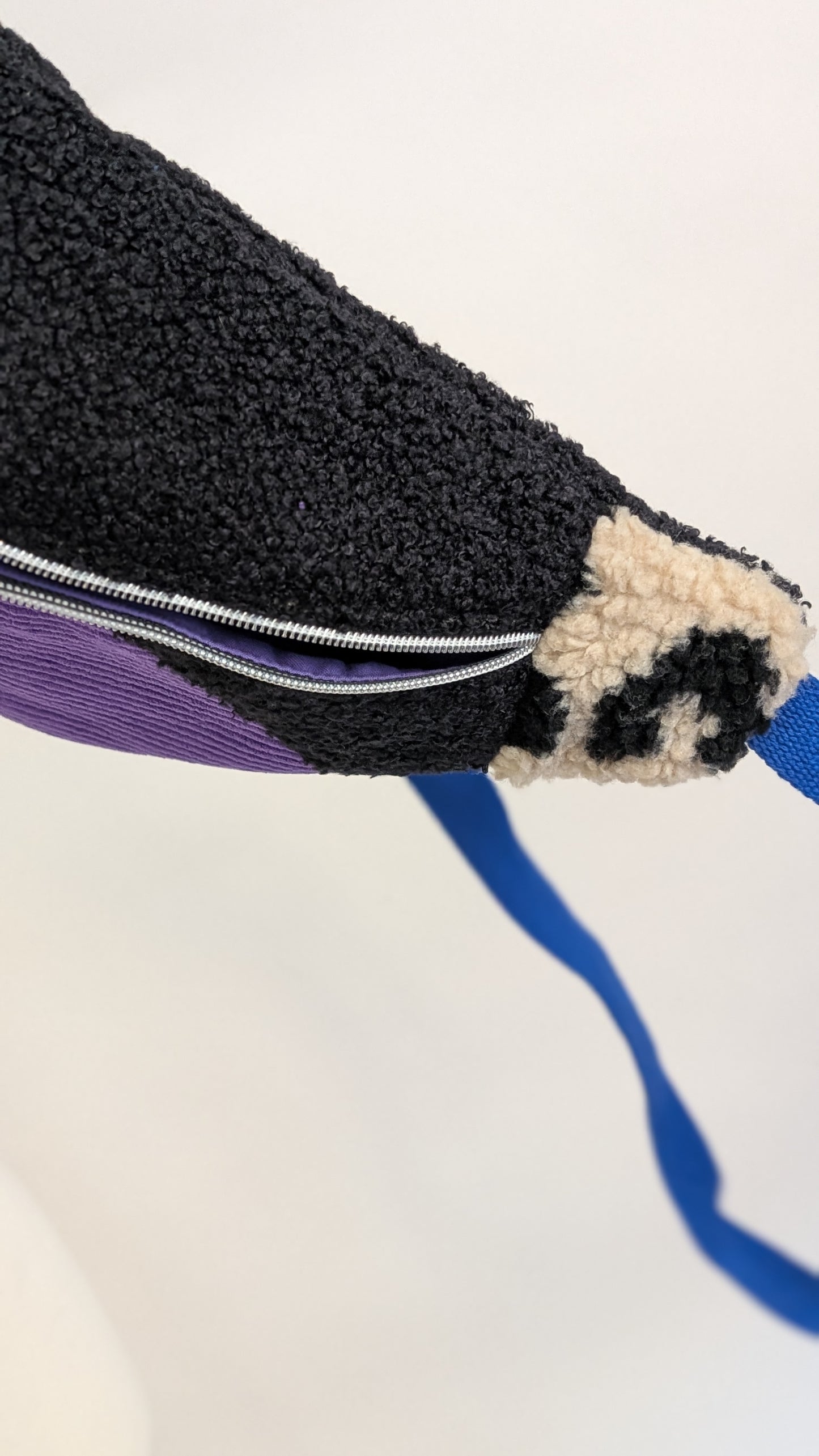 Große XL Zero Waste Umhängetasche Cord & Plüsch Leo Lila/Blau/Schwarz