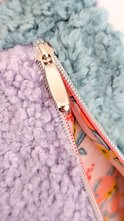 XL Crossbody Bag aus Plüsch – Color Blocking Kuschel-Umhängetasche in Lila & Mint