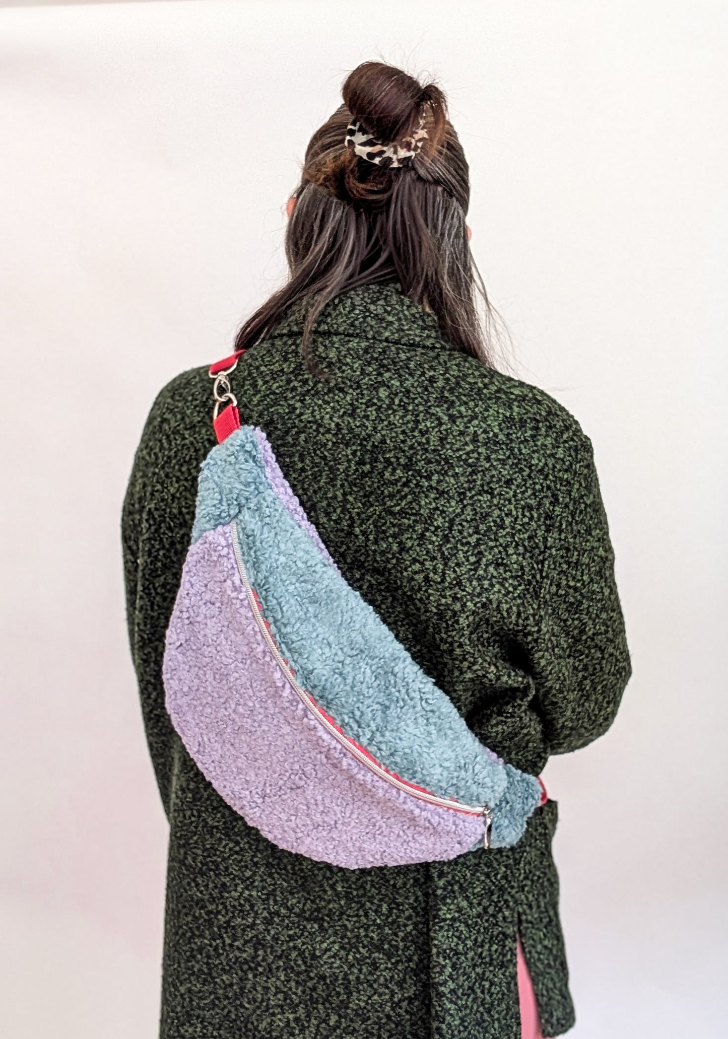 XL Crossbody Bag aus Plüsch – Color Blocking Kuschel-Umhängetasche in Lila & Mint