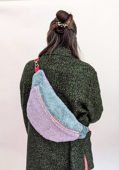 XL Crossbody Bag aus Plüsch – Color Blocking Kuschel-Umhängetasche in Lila & Mint