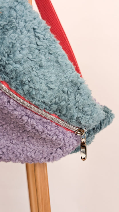 XL Crossbody Bag aus Plüsch – Color Blocking Kuschel-Umhängetasche in Lila & Mint