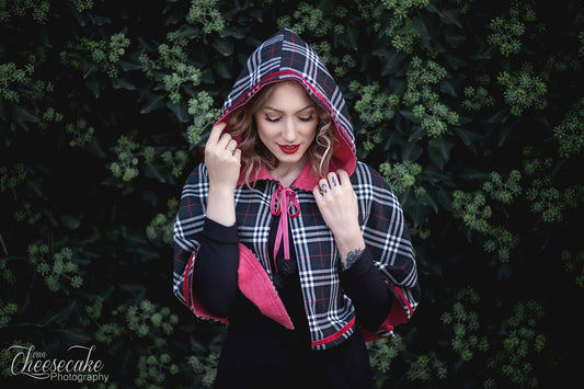 SALE | CANDICE_03 Kurzes Kapuzen Cape schwarz/rot TARTAN