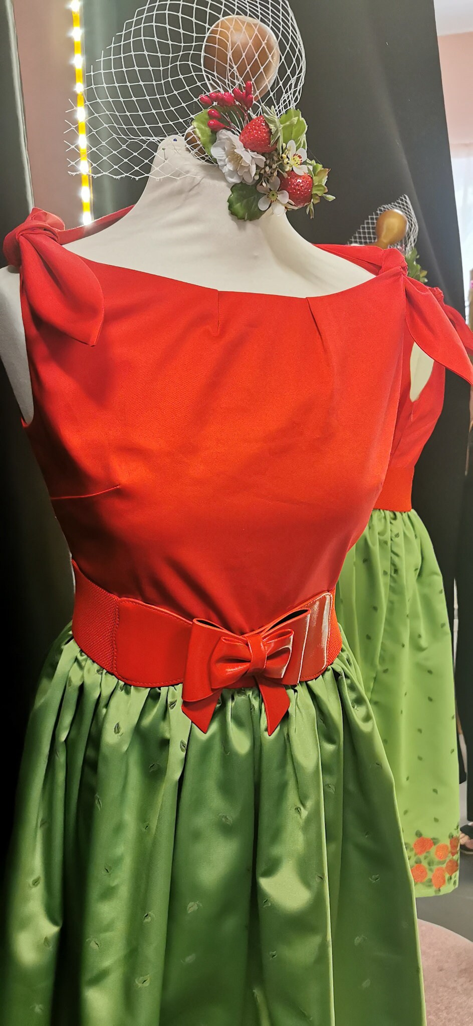 MAISIE_16 50s Swing Dirndl Kleid Rot/Grün Rosen mit Taschen | L