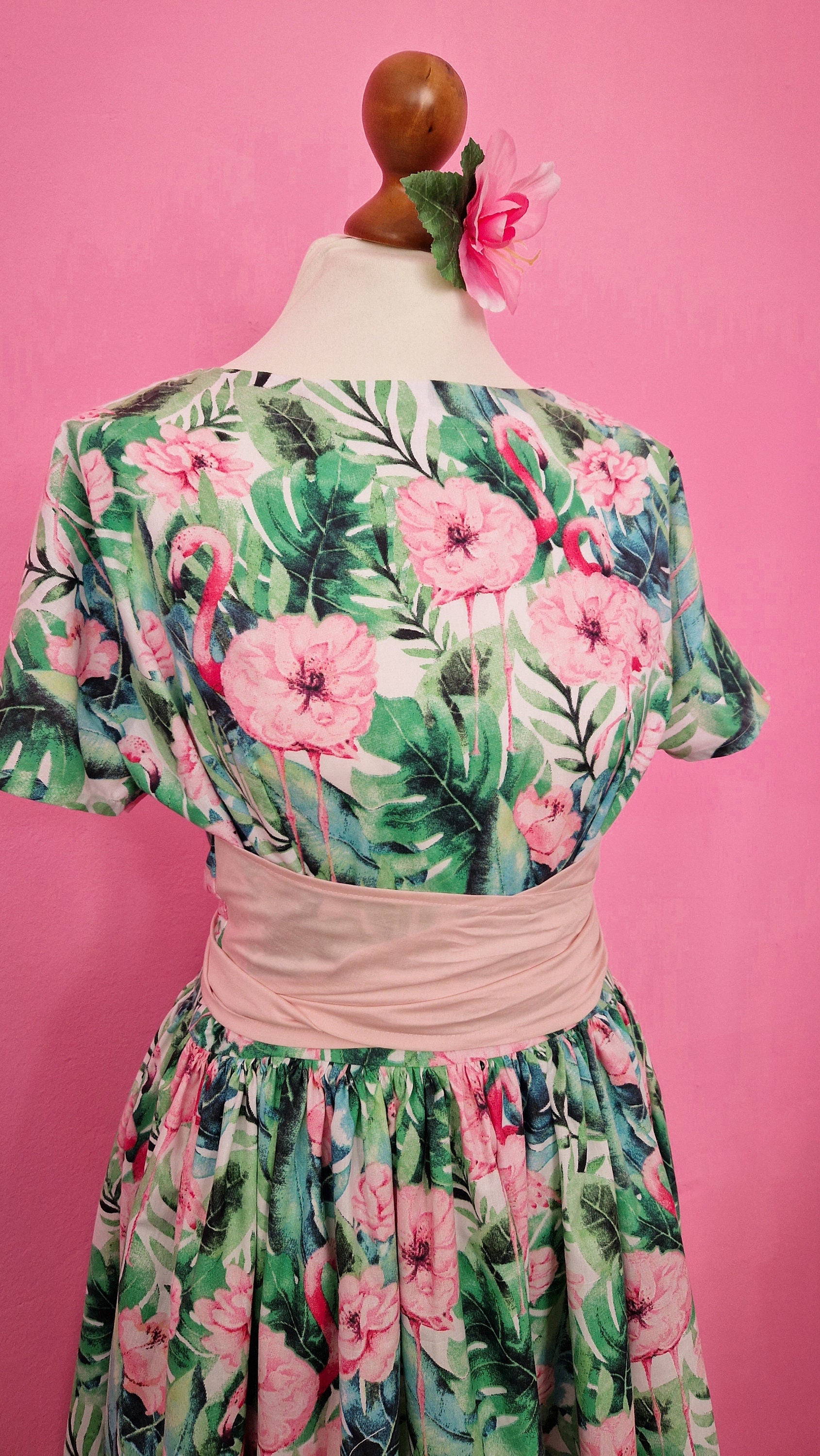 LIZZY_01 Tropisches 50s Kleid zum Binden mit Taschen und Ärmeln Flamingos Blumen