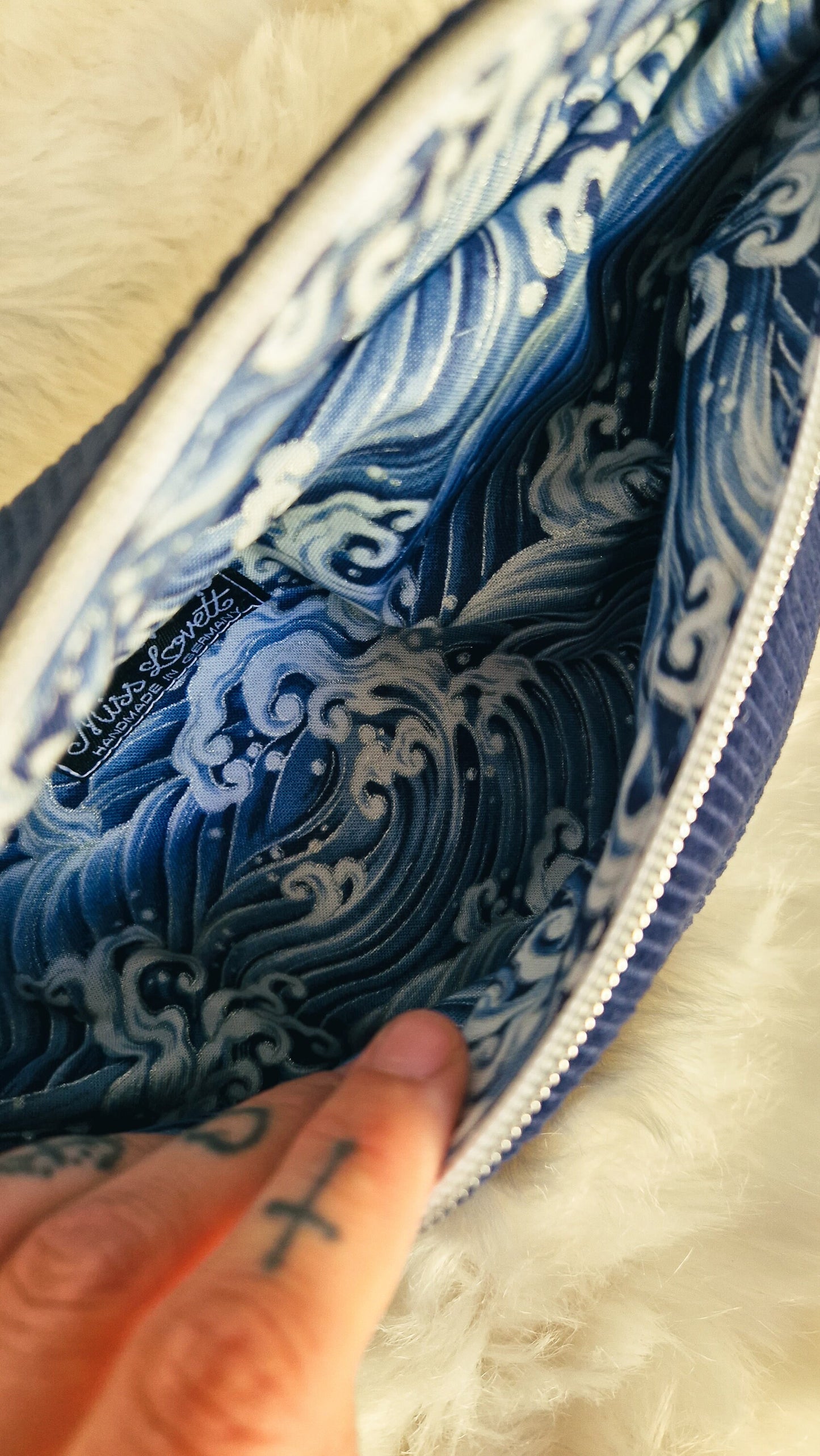 Blaue Cord Hipbag Crossbody Bag Umhängetasche HOKUSAI Japanische Wellen